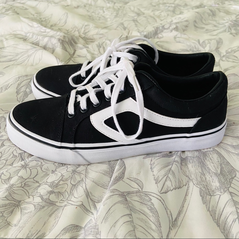 Time and Tru Memory Foam Sneakers Size 7